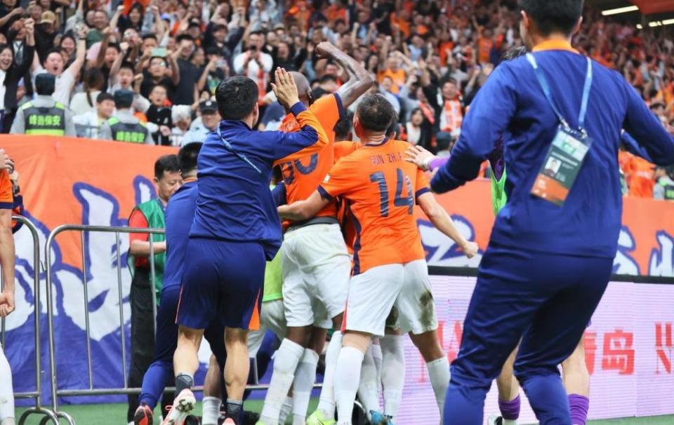 在伤害山东, 家球队的, 迷却在赛场