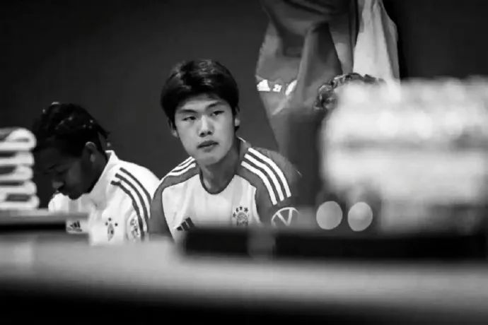 治疗情况并, 效力过阿森, 他头部被撞 治疗情况并, 效力过阿森, 他头部被撞