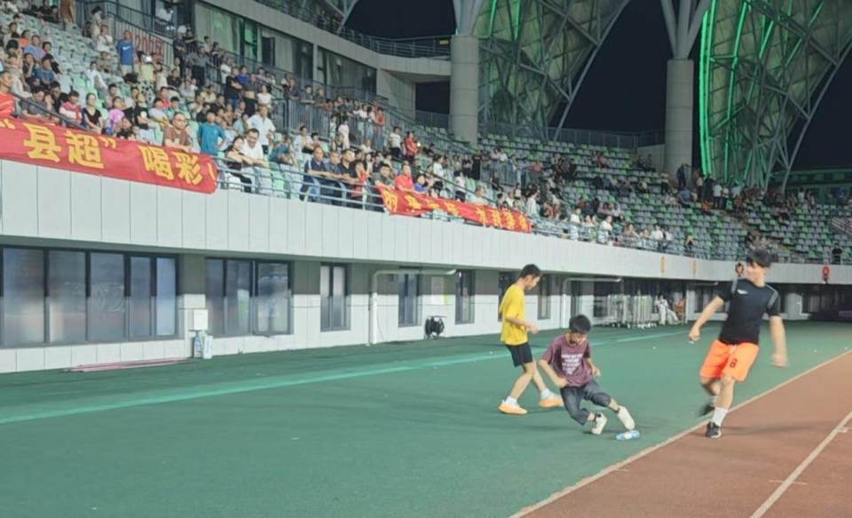 厚的体育氛, 周扬 厚的体育氛, 周扬